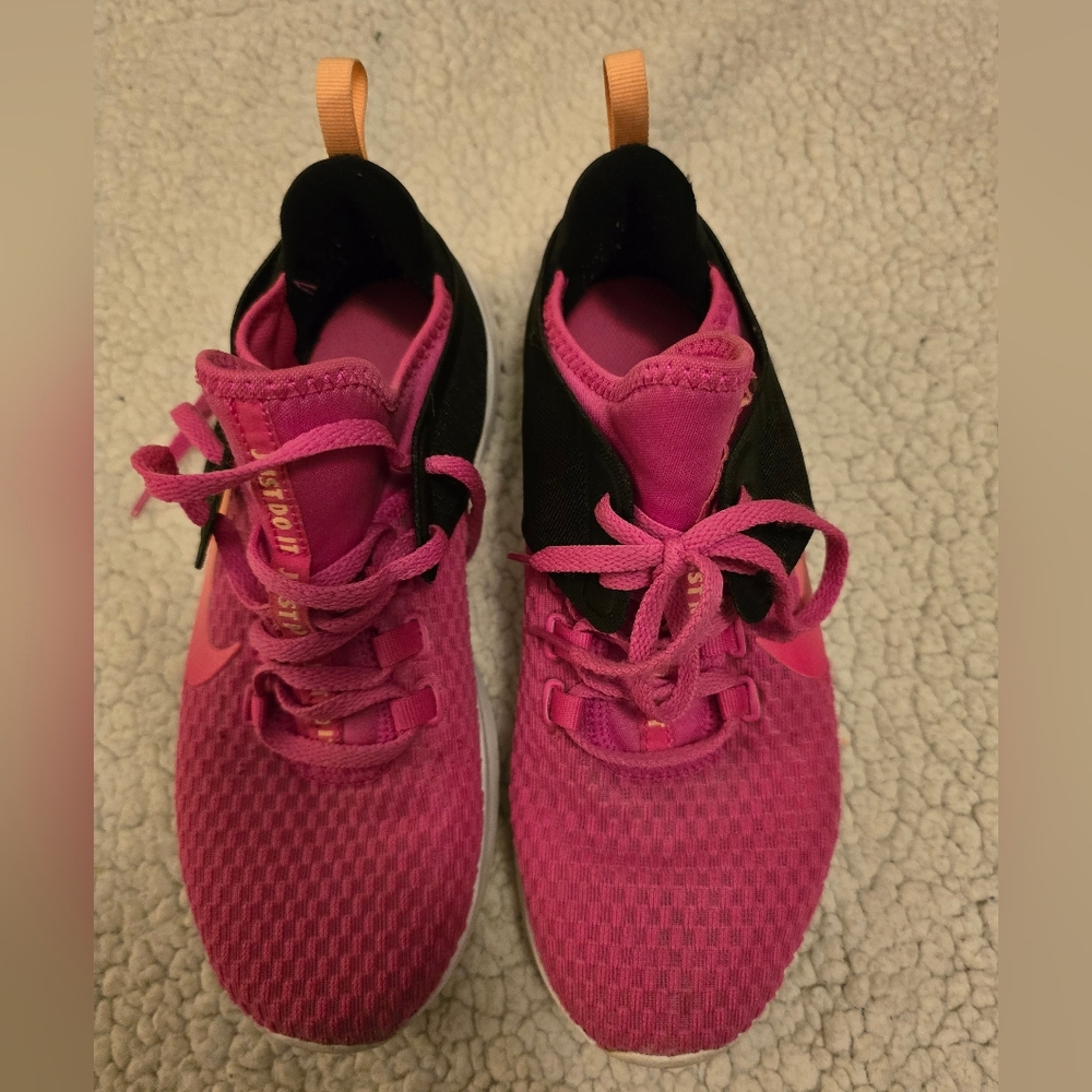 Nike Air Max Bella TR 2 Women's Lace-Up Running Shoes, Size 7, Fuchsia and Black